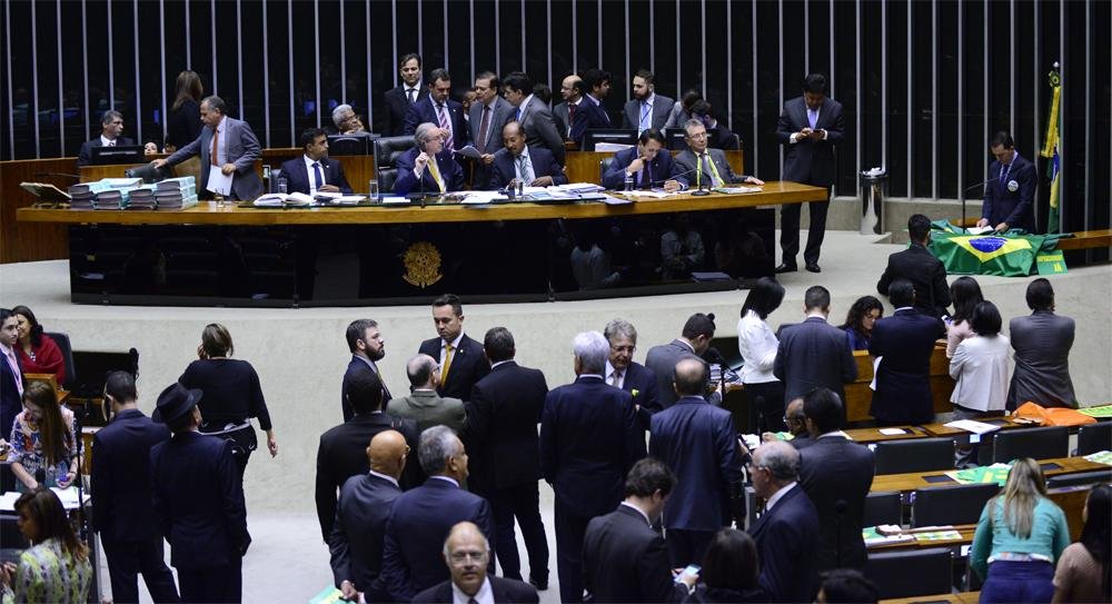 Mais de 140 parlamentares j&aacute; discursaram e cada partido tem direito a uma hora na tribuna