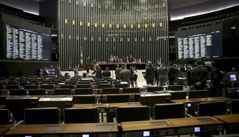 Deputados discursam para plen&aacute;rio vazio na madrugada de s&aacute;bado