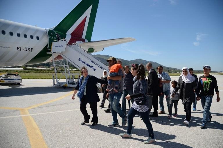 Papa retorna &agrave; Roma acompanhado de 12 refugiados s&iacute;rios