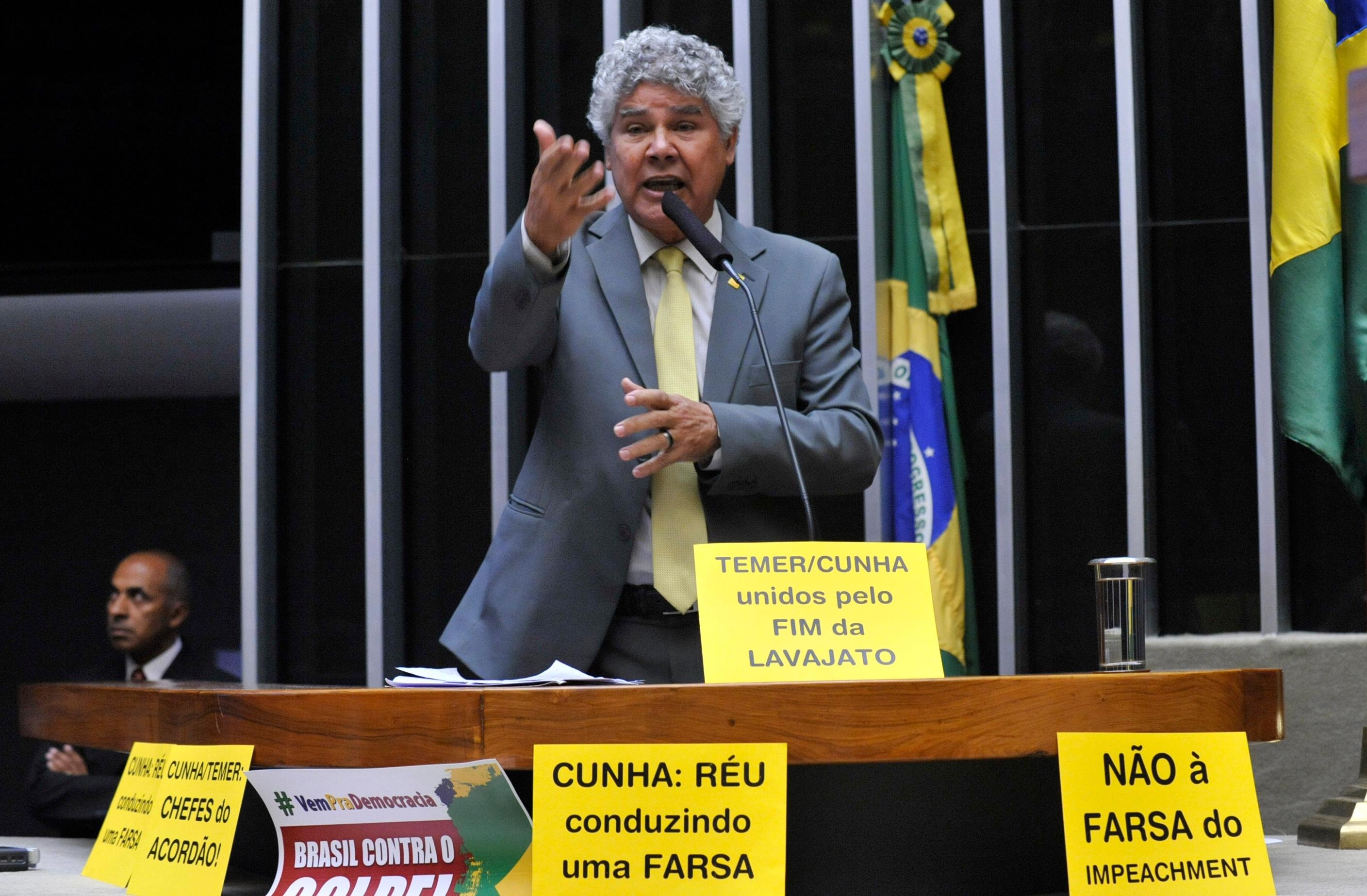 Ministros e parlamentares contr&aacute;rios ao impeachment apostam no corpo a corpo