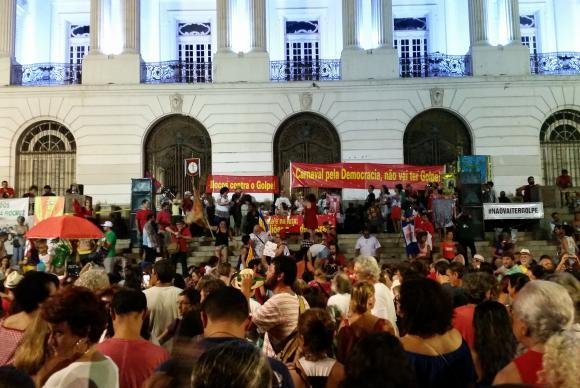 Ato contra o impeachment re&uacute;ne 60 blocos de carnaval no Rio