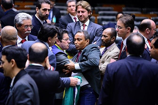 Deputados protagonizam empurra-empurra na discuss&atilde;o do impeachment