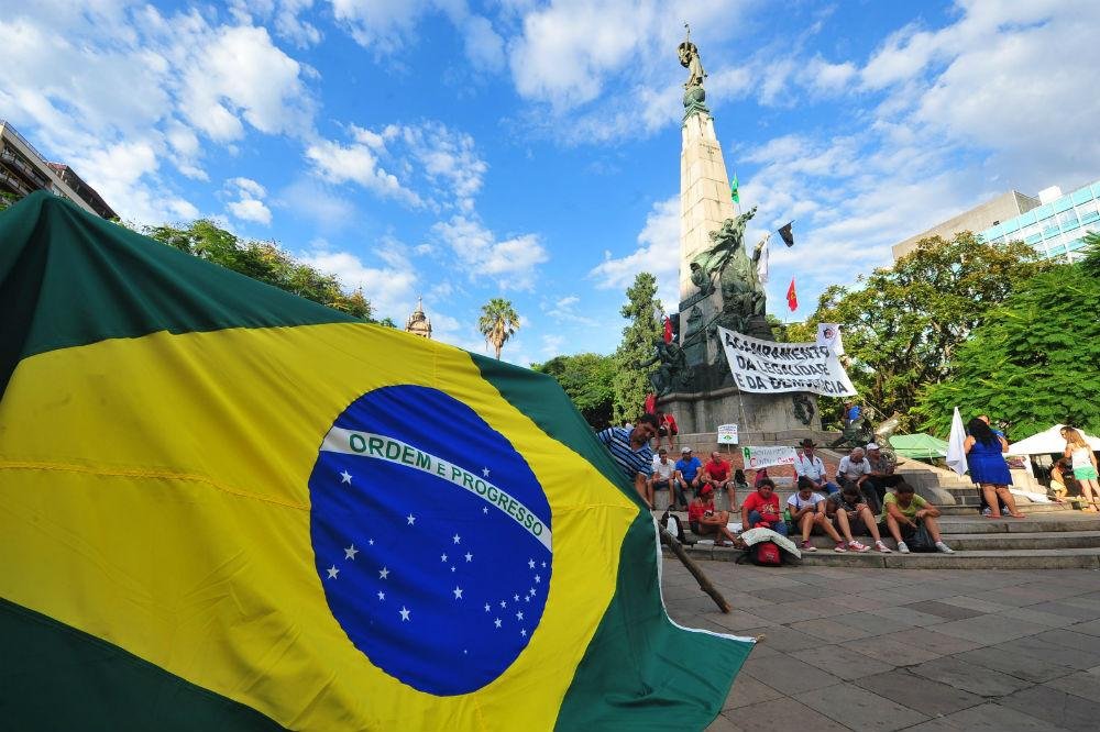 Mobiliza&ccedil;&otilde;es pr&oacute; e contra impeachment marcam dia de vota&ccedil;&atilde;o em Porto Alegre 