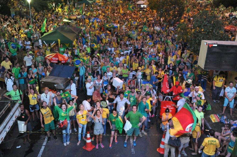 Em Porto Alegre, manifestantes cantavam "O PT acabou, o PT acabou"