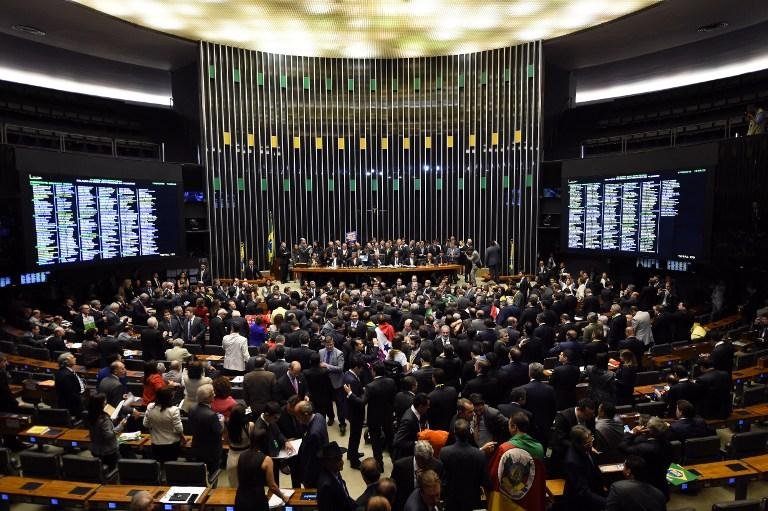 Cientistas pol&iacute;ticos criticam argumentos de deputados em vota&ccedil;&atilde;o do impeachment