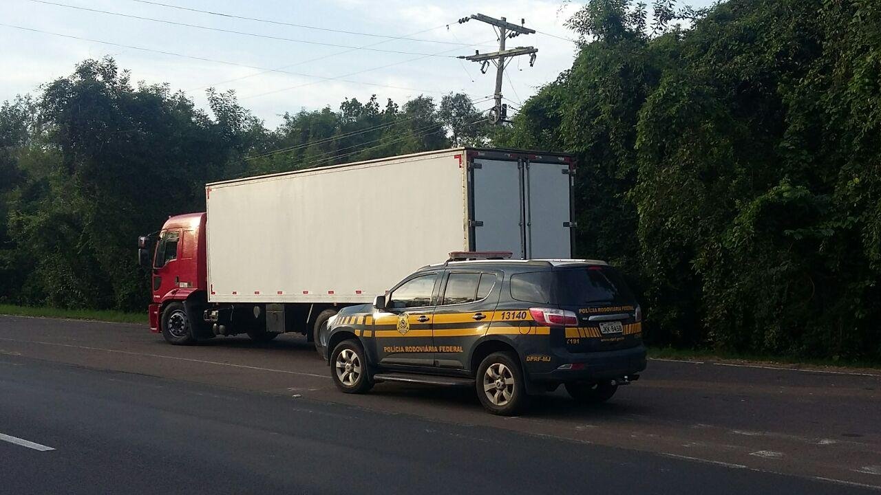 Caminh&atilde;o &eacute; flagrado com 10 toneladas de queijo sem proced&ecirc;ncia 