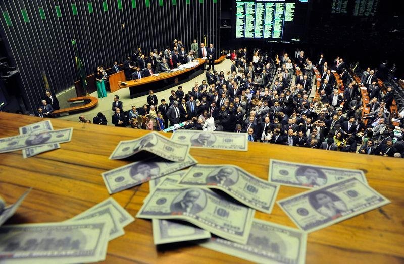 D&oacute;lar abre em baixa ap&oacute;s vota&ccedil;&atilde;o do impeachment