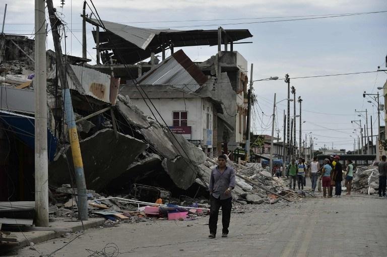 Sobe para 350 n&uacute;mero de mortos em terremoto do Equador