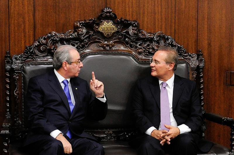 Presidente do Senado recebeu de Eduardo Cunha os 34 volumes da den&uacute;ncia contra a presidente Dilma