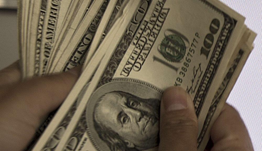 D&oacute;lar fecha em alta e Bovespa em queda ap&oacute;s aprova&ccedil;&atilde;o do impeachment
