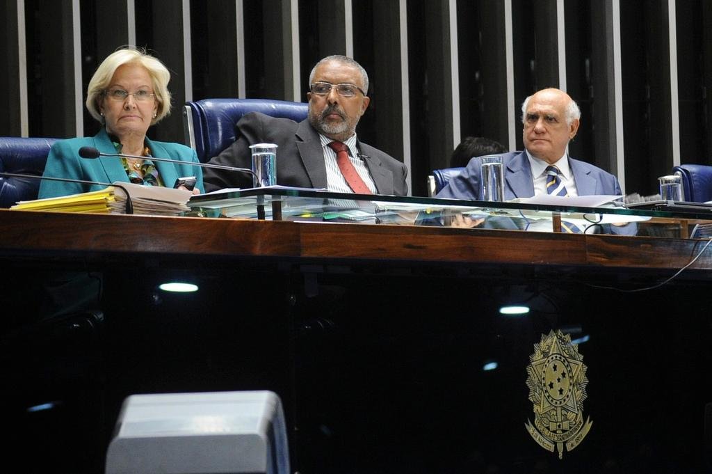 Ana Am&eacute;lia, Paim e Lasier s&atilde;o a favor de novas elei&ccedil;&otilde;es