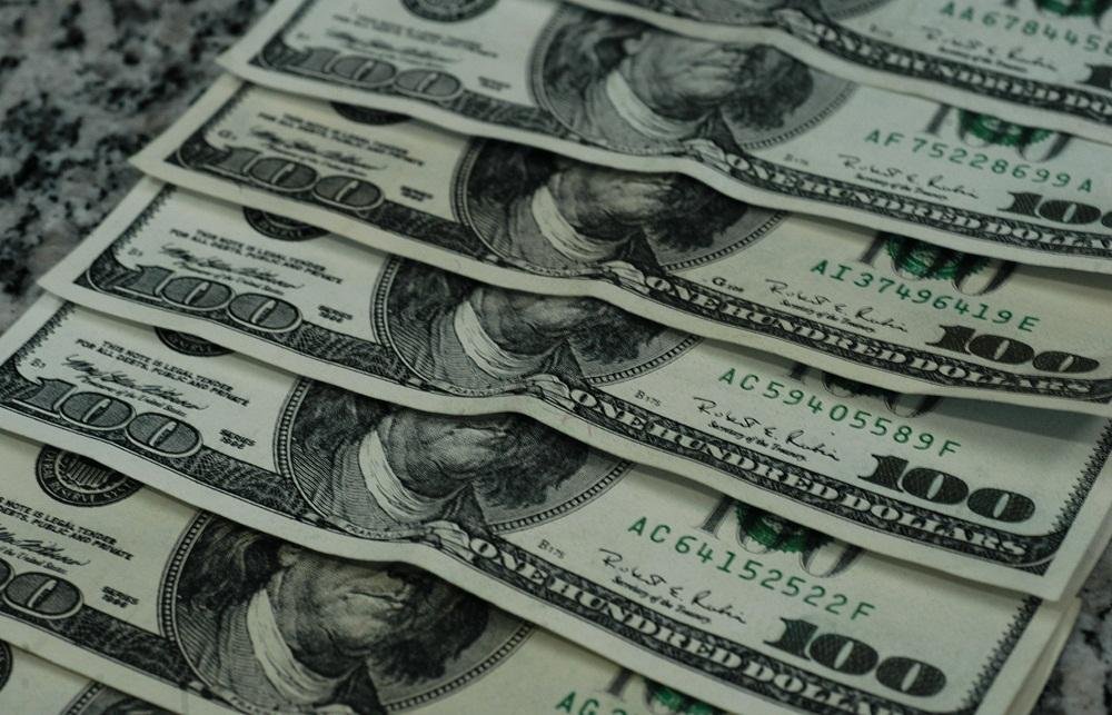 D&oacute;lar cai e bolsa fecha no maior n&iacute;vel em dez meses