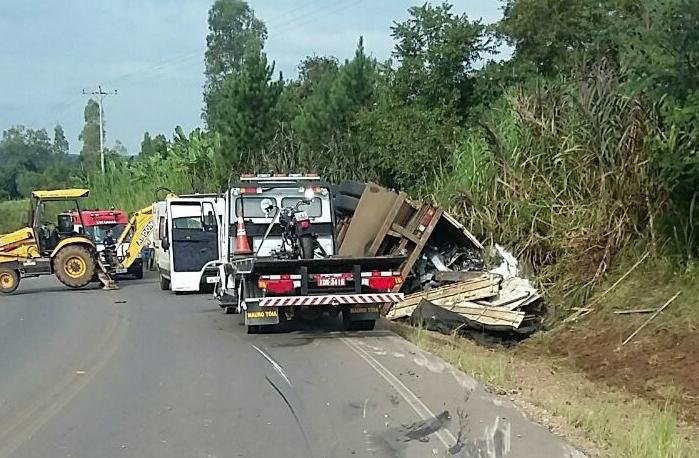 Carreta tomba e bloqueia BR 470, em Triunfo