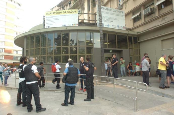 Suspeito entrou como paciente e disparou seis tiros contra v&iacute;tima que segue internada