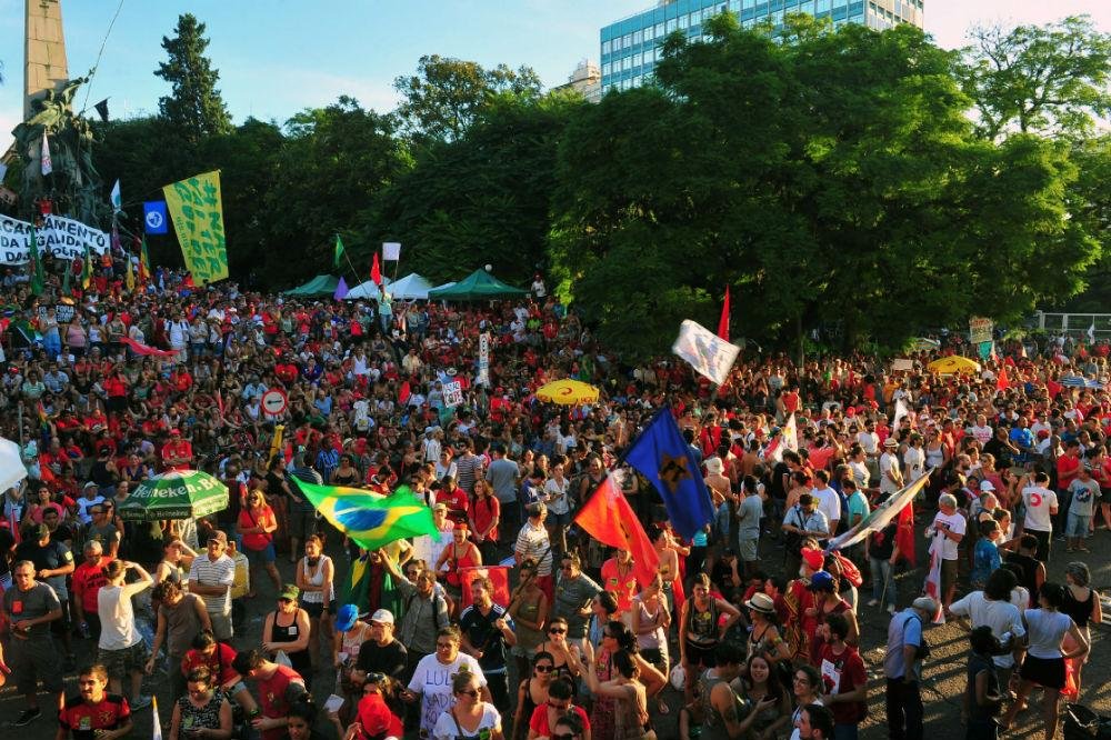 Entidades enfatizam n&atilde;o reconhecer governo Temer e cogitam greve geral