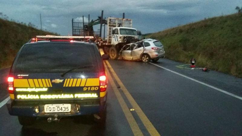 Colis&atilde;o entre caminhonete e caminh&atilde;o mata uma pessoa em S&atilde;o Gabriel 