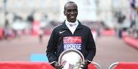 Queniano vence maratona de Londres e fica perto do recorde mundial