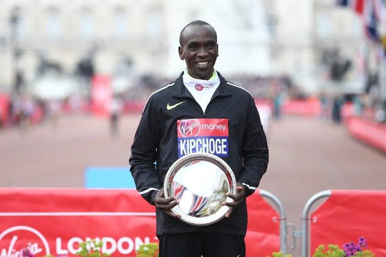 Queniano vence maratona de Londres e fica perto do recorde mundial