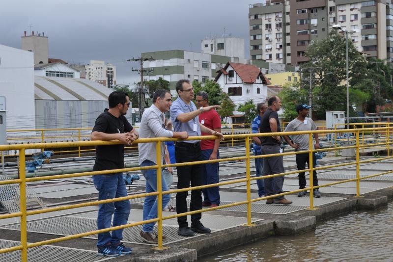 Queda de &aacute;rvore paralisa esta&ccedil;&atilde;o de tratamento de &aacute;gua em Porto Alegre