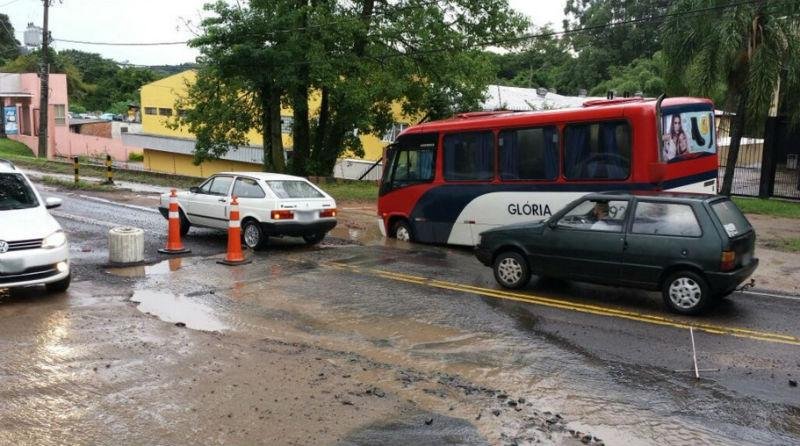 Lota&ccedil;&atilde;o e carro caem em buraco em rua na zona Sul de Porto Alegre 