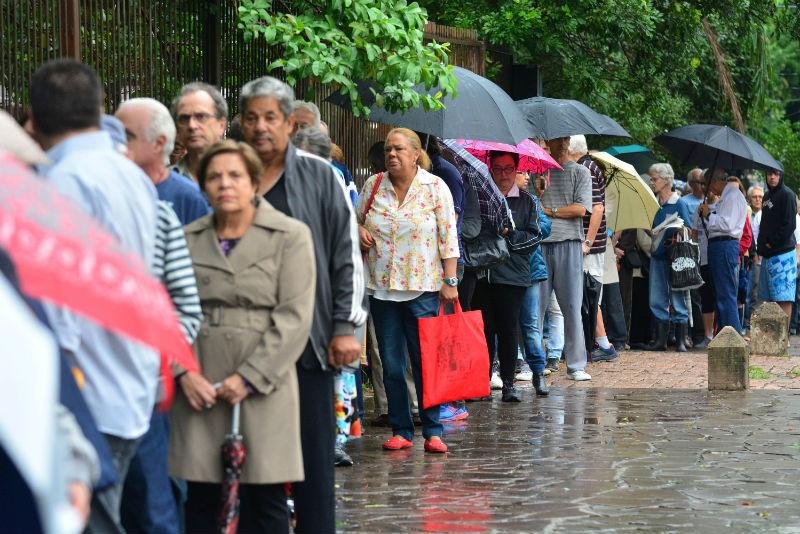 Primeiro dia de vacina&ccedil;&atilde;o contra gripe registra filas em postos de Porto Alegre	