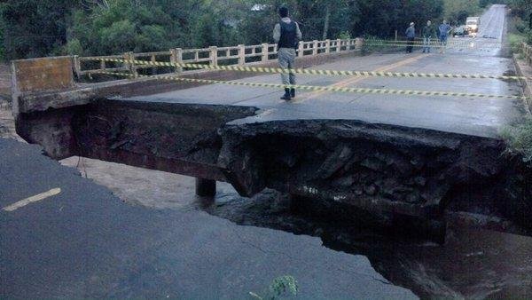 &Aacute;gua invadiu a pista sobre a cabeceira da ponte do Rio Pessegueiro
