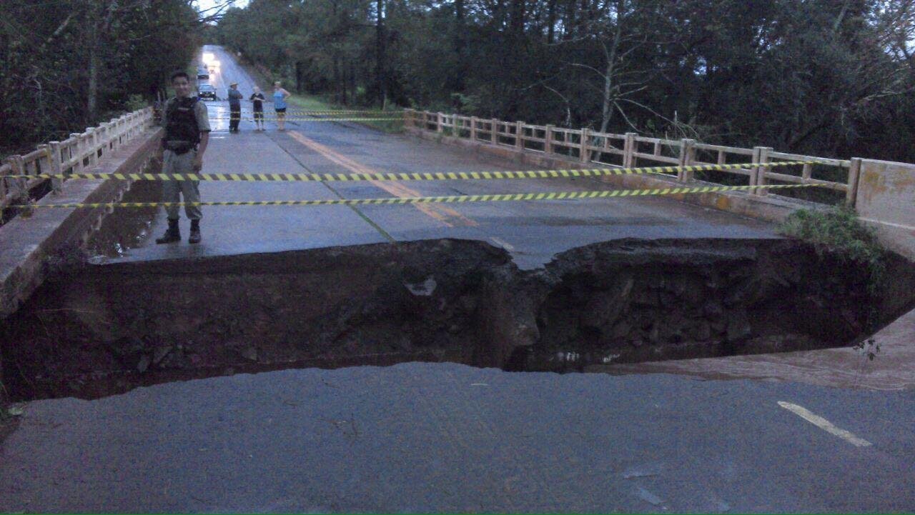 Chuva danificou danificou ponte na ERS 307