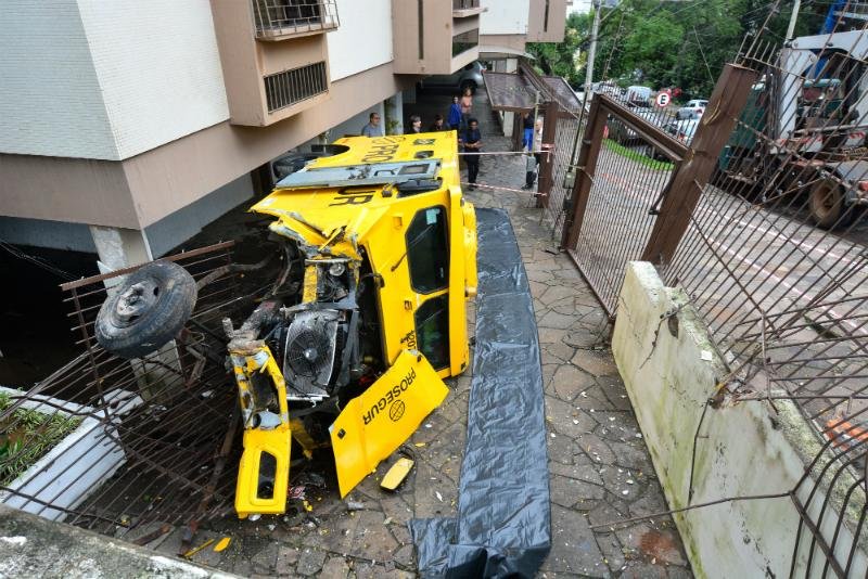 Carro-forte colide em carro e invade condom&iacute;nio em Porto Alegre 