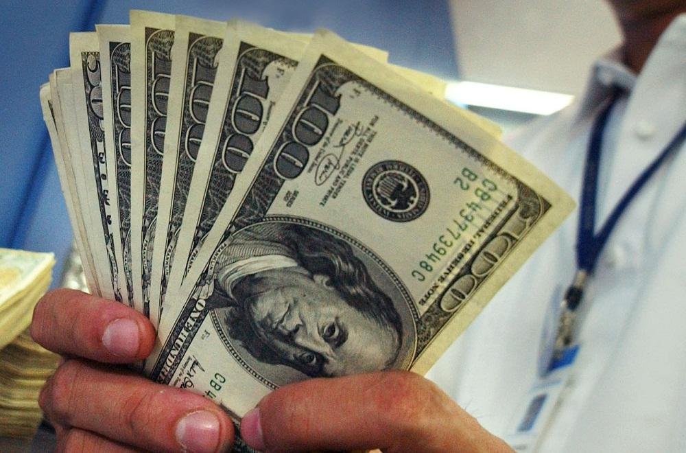 D&oacute;lar cede 0,51% ante o real com BC fora dos neg&oacute;cios
