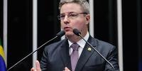 Ligação do senador com Aécio Neves tem gerado polêmica entre os parlamentares 