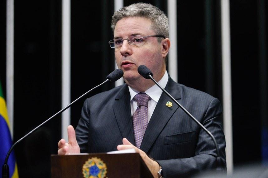 Liga&ccedil;&atilde;o do senador com A&eacute;cio Neves tem gerado pol&ecirc;mica entre os parlamentares 
