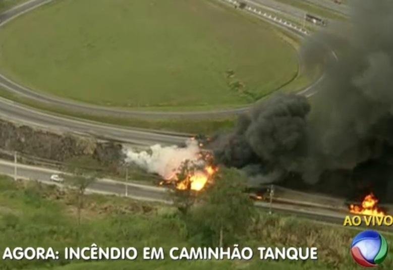 Caminh&atilde;o-tanque tomba e provoca inc&ecirc;ndio em S&atilde;o Paulo