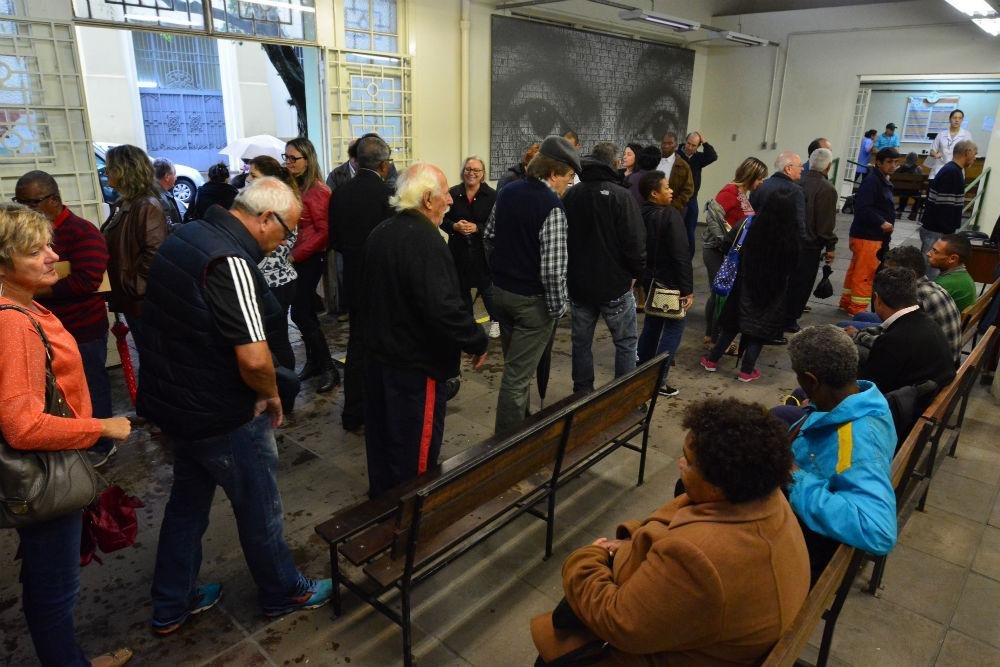 Longas filas se formaram mesmo com chuva e frio