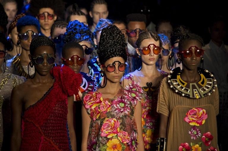 Modelos desfilaram usando penteados e roupas tradicionais da cultura africana
