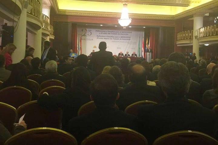 Jean Wyllys permaneceu em reuni&atilde;o e registrou lugares vagos