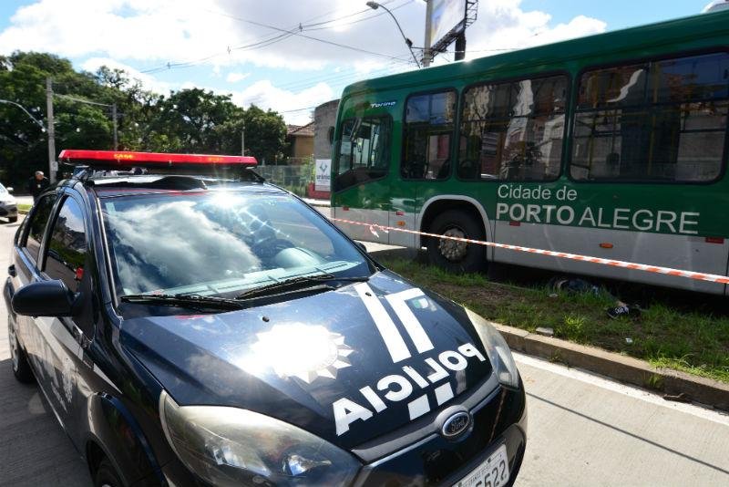 Homem morre atropelado em corredor de &ocirc;nibus em Porto Alegre 