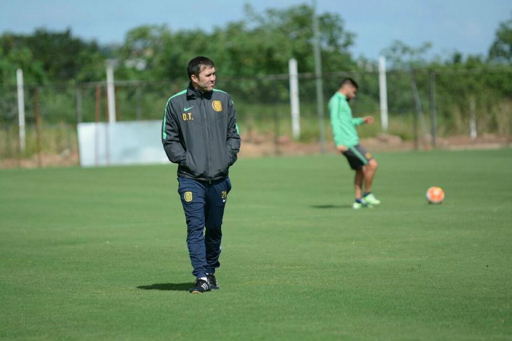 T&eacute;cnico Eduardo Coudet realizou uma atividade leve no CT do Parque Gigante