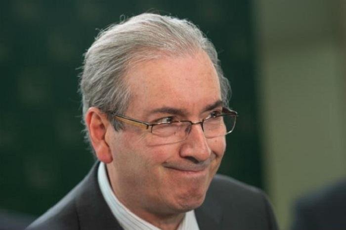 Cunha faz nova manobra e coloca aliado na CCJ