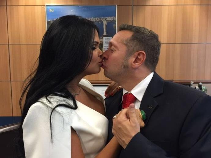 Tia de ex-miss bumbum, contratada por marido ministro, &eacute; demitida