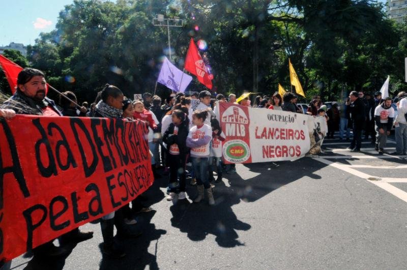 Ocupa&ccedil;&atilde;o Lanceiros Negros protesta contra reintegra&ccedil;&atilde;o de posse em Porto Alegre
