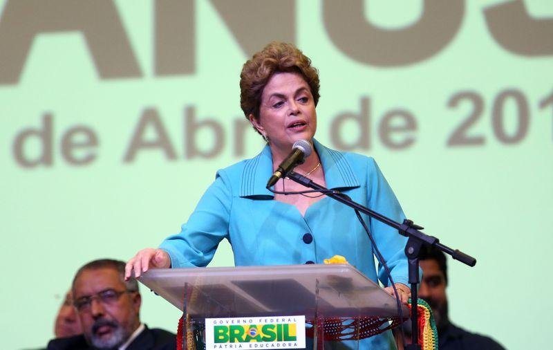  Dilma disse que vai lutar n&atilde;o por conta do cargo, mas por princ&iacute;pio "democr&aacute;tico"