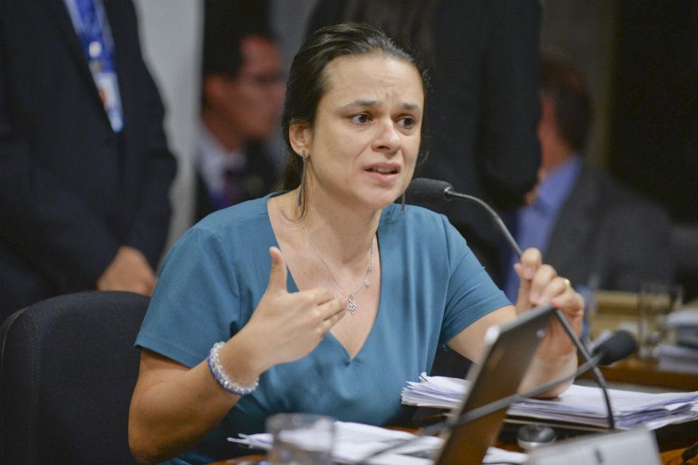 Advogada que assinou procedimento de impeachment repetiu tese de que Dilma cometeu crime com pedaladas fiscais
