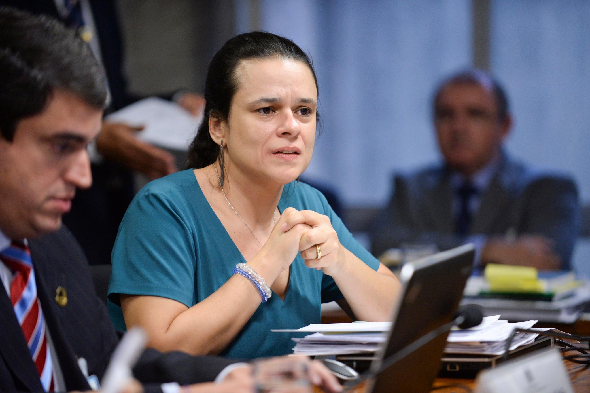 Senador engana Janaina e faz com que ela apoie impeachment de Temer