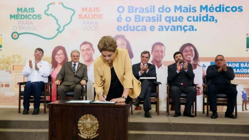 Dilma assina MP que prorroga por tr&ecirc;s anos prazo para estrangeiros no Mais M&eacute;dicos