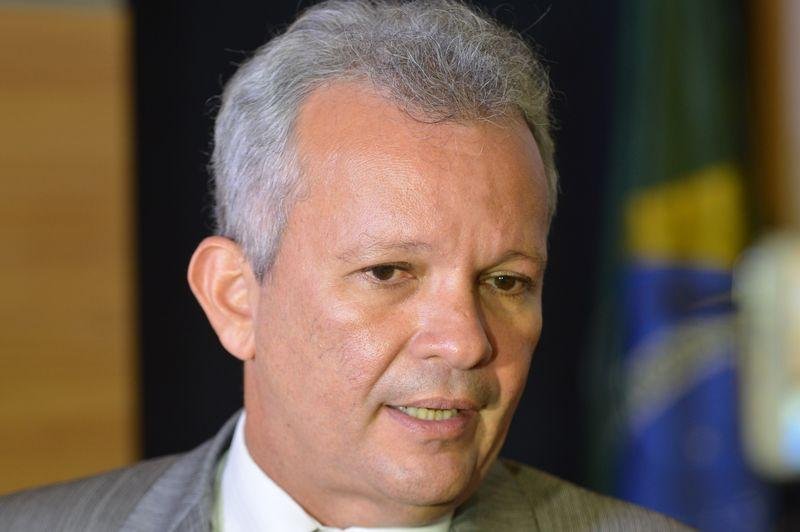 Ministro das Comunica&ccedil;&otilde;es diz que "n&atilde;o vai abrir m&atilde;o" de internet ilimitada