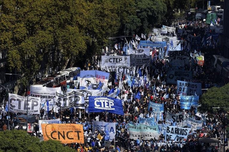 Manifesta&ccedil;&otilde;es esperam parar as demiss&otilde;es, o "tarifa&ccedil;o" nos servi&ccedil;os b&aacute;sicos e a infla&ccedil;&atilde;o que se aproxima de 40%