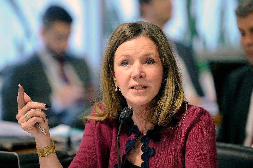 Vanessa Grazziotin disse que documentos presidenciais precisam ser julgados primeiramente pelo TCU