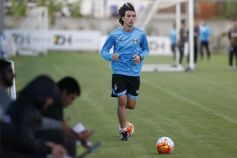 Geromel volta a treinar com bola no Gr&ecirc;mio