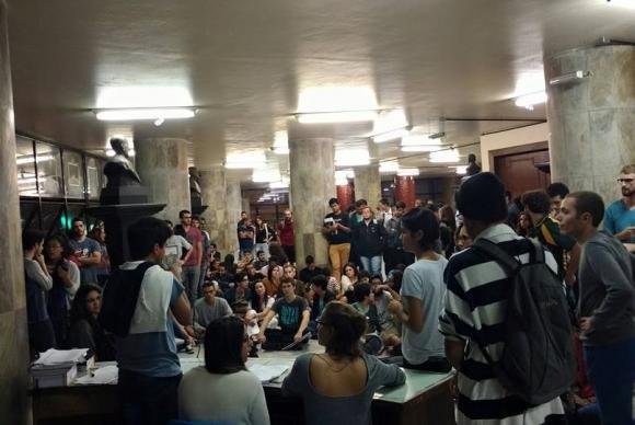 Liminar impede estudantes da UFMG realizarem assembleia sobre impeachment
