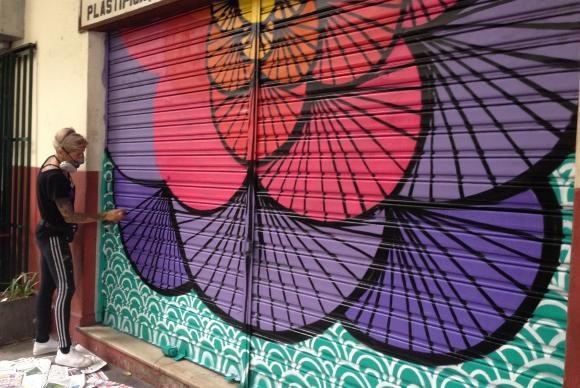 Militantes fazem grafite para cobrir mensagens de &oacute;dio no Rio